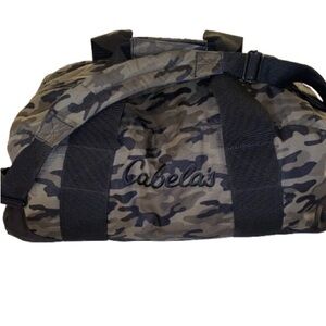 ♥️ Cabela's Camouflage Duffel Bag in Excellent Condition